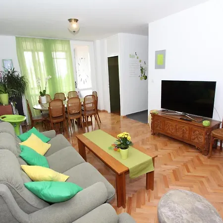 Elia Apartment *