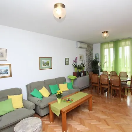 Apartment Elia *