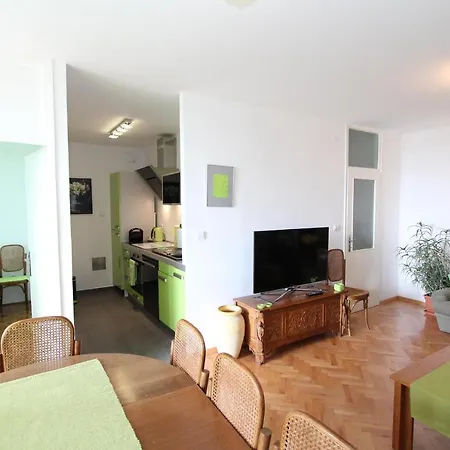 Elia Apartment *