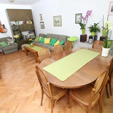 Elia Apartment *