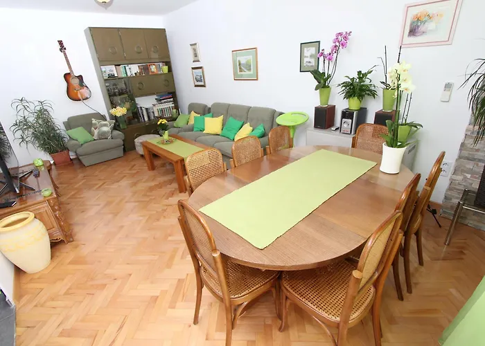 Elia Apartment *
